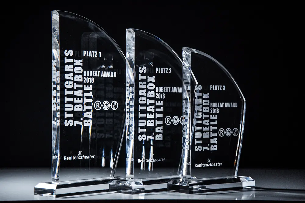 Drei gläserne Pokale für den Robeat Award 2018, Platz 1 bis 3