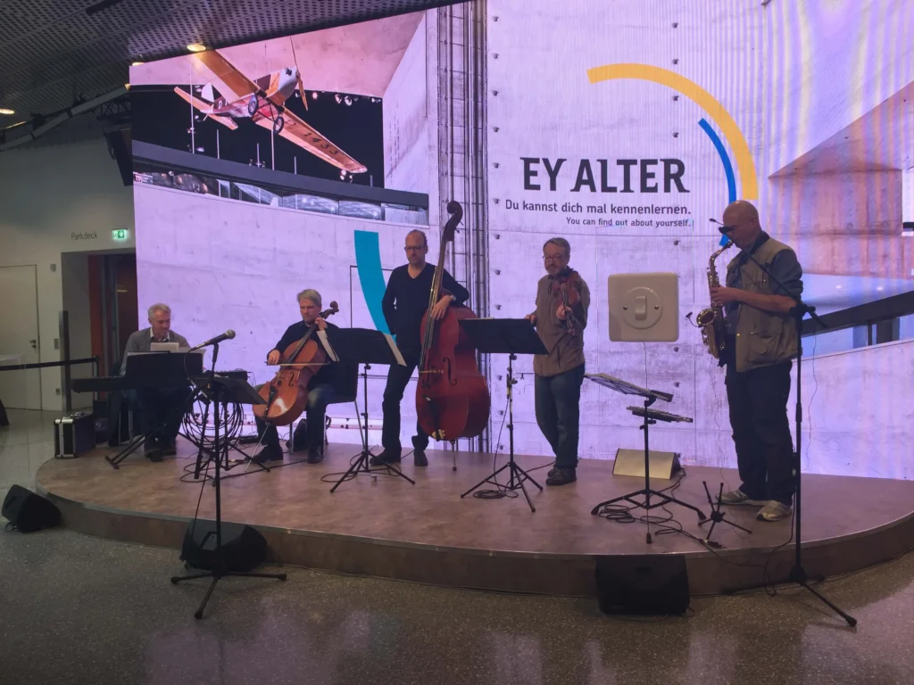 Klassisches Ensemble mit Cello, Kontrabass und Saxofon.