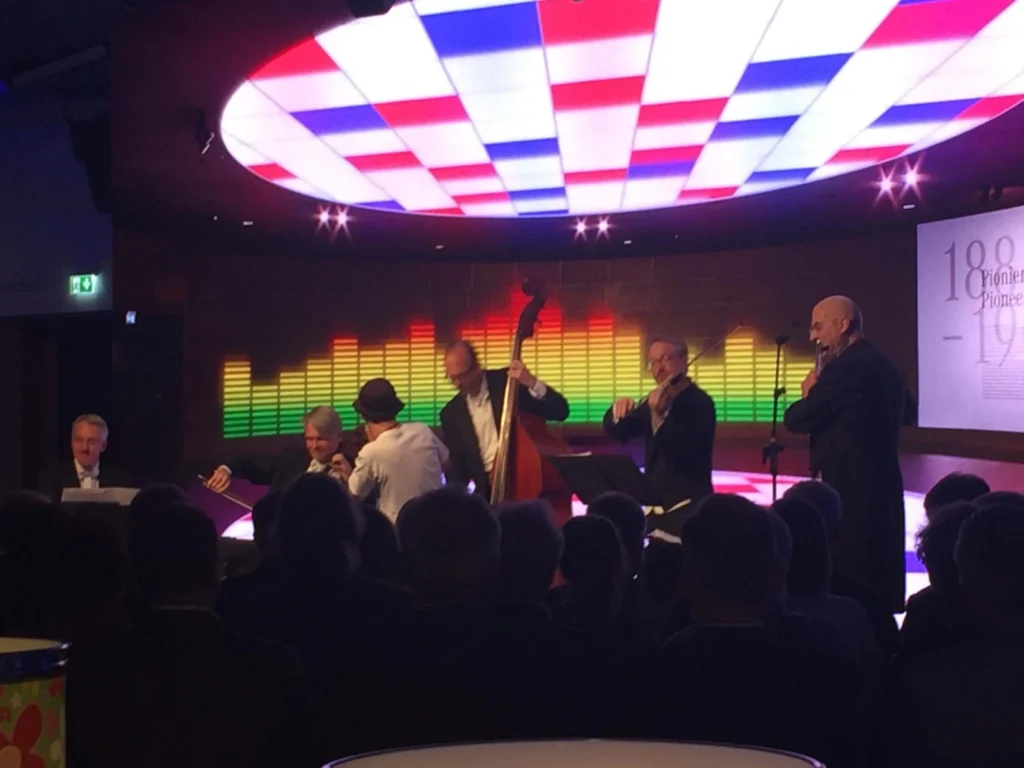 Beatboxer musiziert mit einem Ensemble