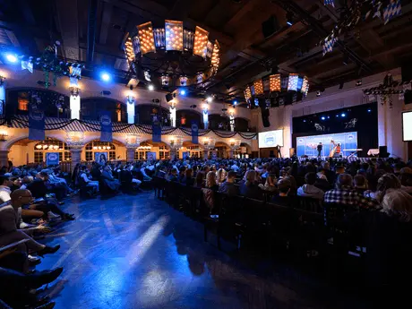 Publikum bei einem Event mit beleuchteter Bühne