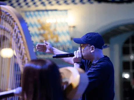 Beatboxer mit Mikrofon bei einem Event