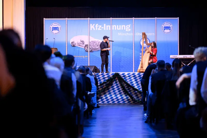 Beatboxer und Harfenistin auf der Bühne