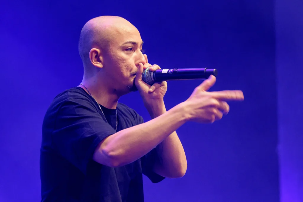 Beatboxer mit Mikrofon auf der Bühne