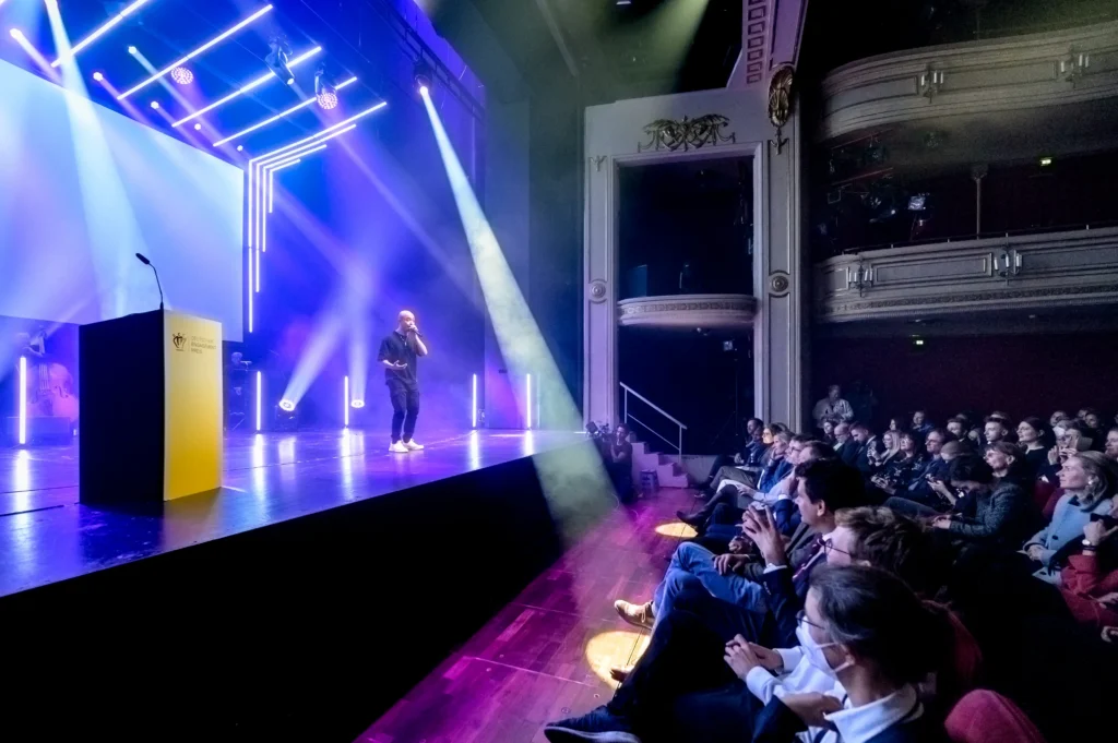 Beatboxer mit Mikrofon vor Publikum