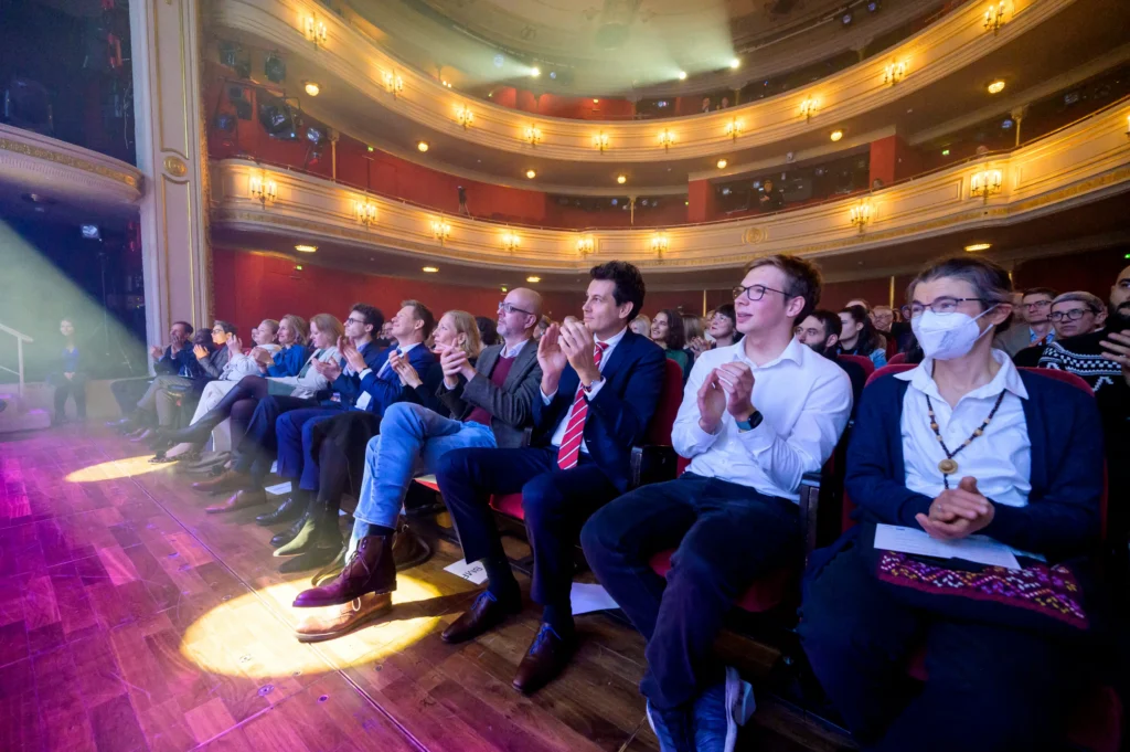 Publikum applaudiert beim Deutschen Engagementpreis