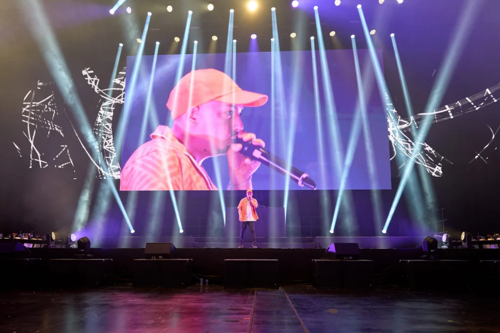 Beatboxer auf großer Bühne mit Lichtshow