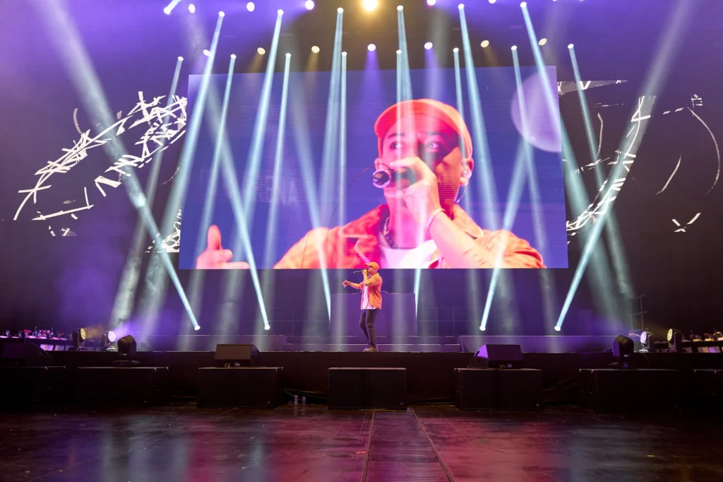 Beatboxer mit Mikrofon und Lichtshow