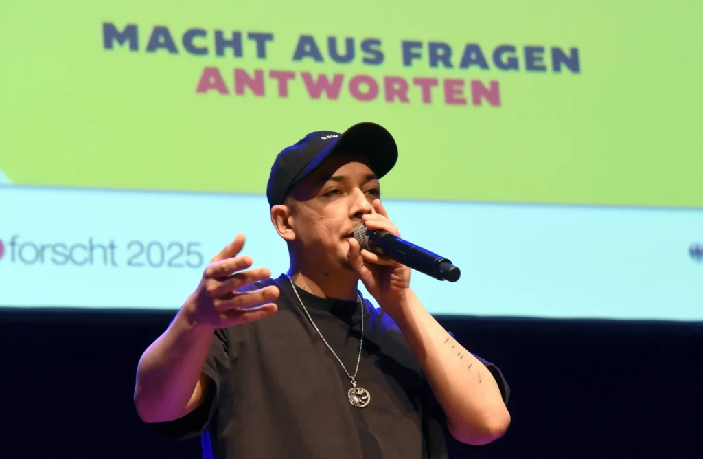 Beatboxer mit Mikrofon bei Jugend forscht
