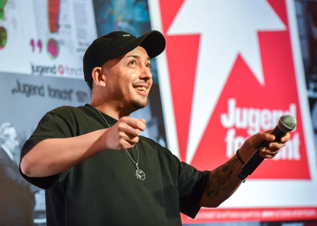Beatboxer mit Mikrofon bei Jugend forscht