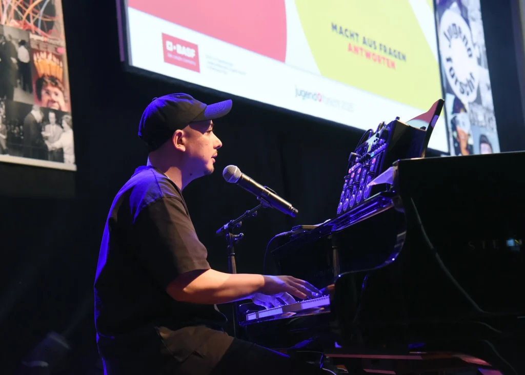 Beatboxer am Klavier bei Jugend forscht