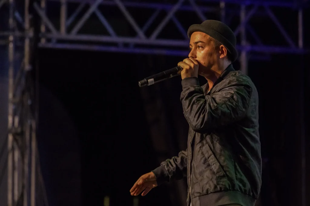 Beatboxer mit Mikrofon und Hut auf der Bühne