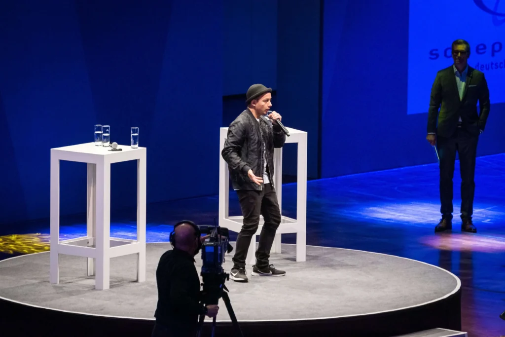Beatboxer tritt auf einer Bühne auf