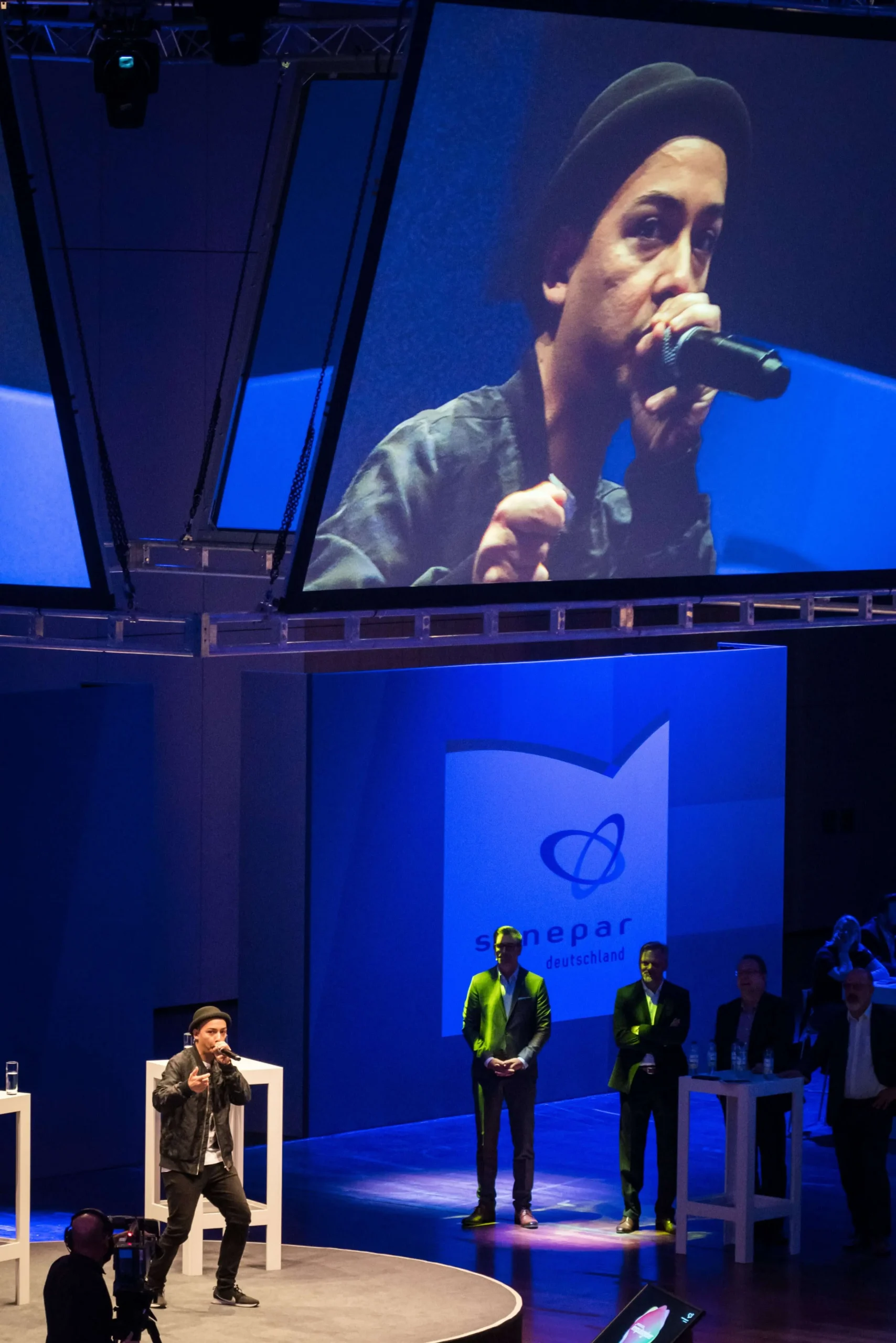 Beatboxer tritt mit Mikrofon auf