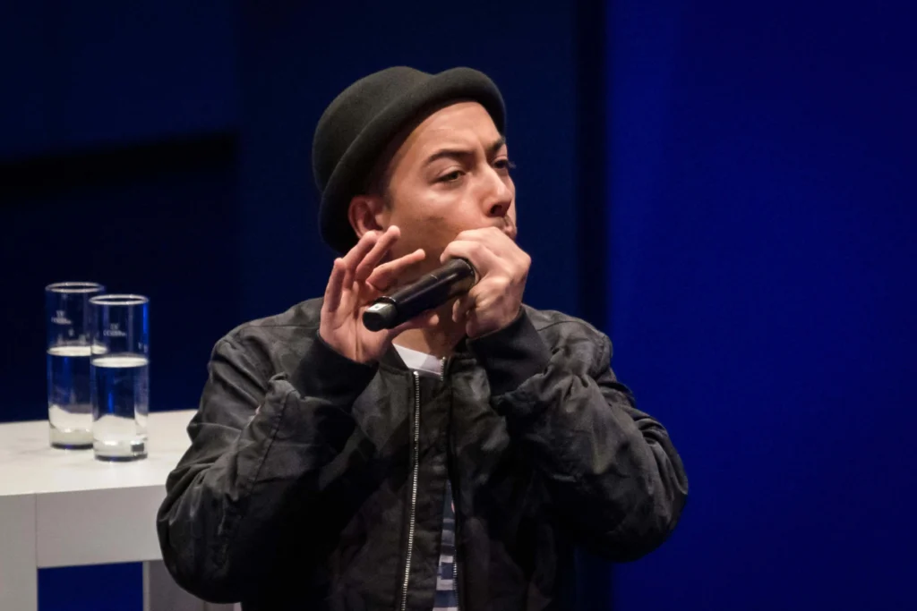 Beatboxer singt mit Mikrofon auf der Bühne