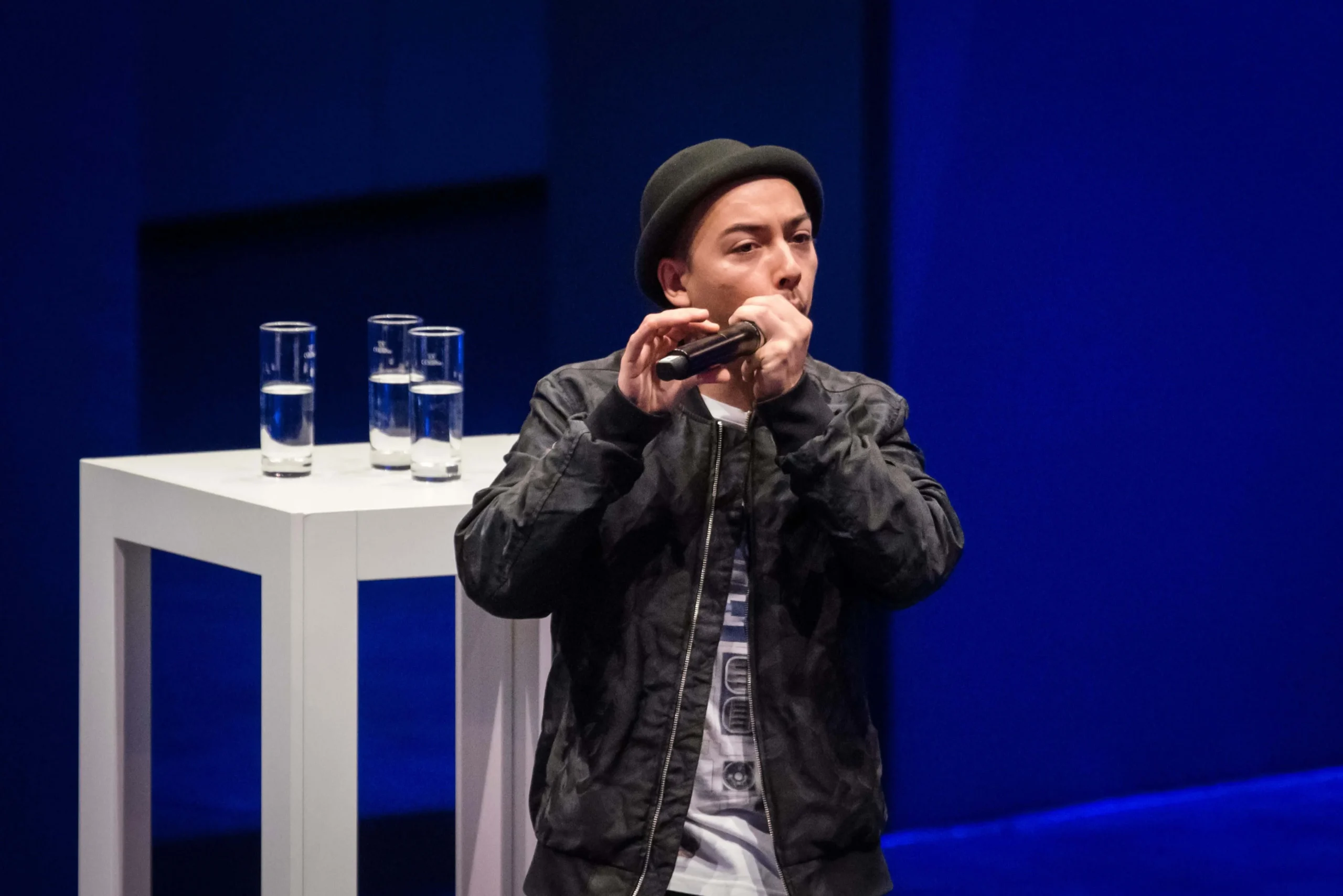 Beatboxer singt mit Mikrofon auf der Bühne