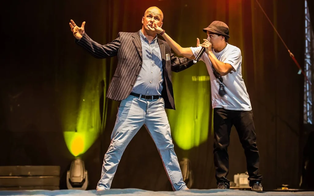 Beatboxer und Mann gemeinsam auf der Bühne.
