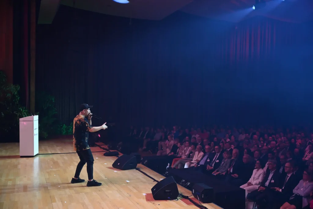 Robeat beim Beatboxen vor Publikum.