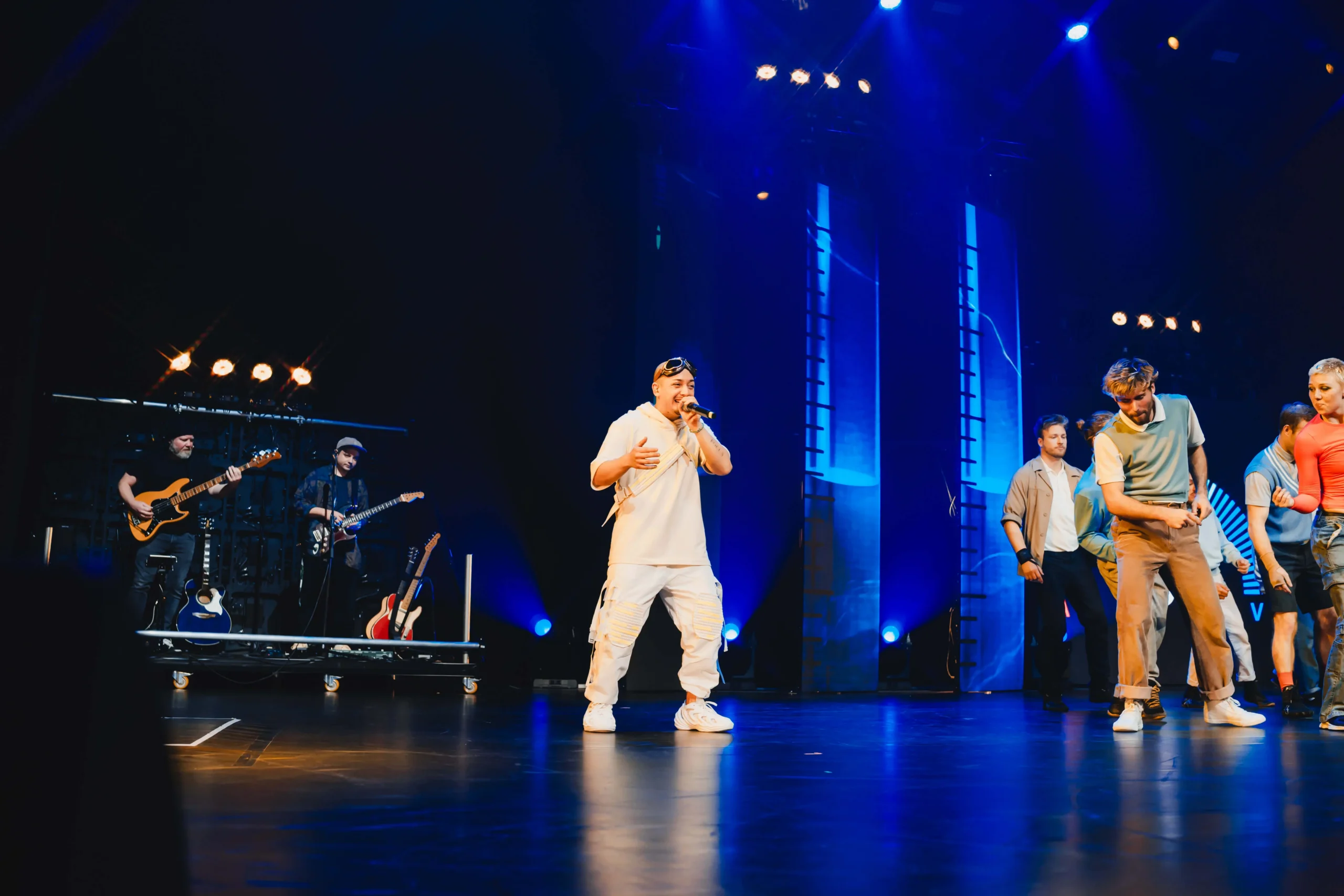 Robeat-Event: Beatboxer singt vor Tänzern und Live-Band