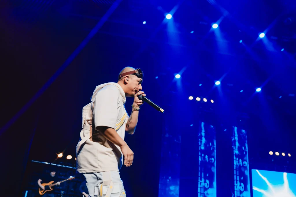 robeat-event: Beatboxer mit Mikrofon im blauen Bühnenlicht