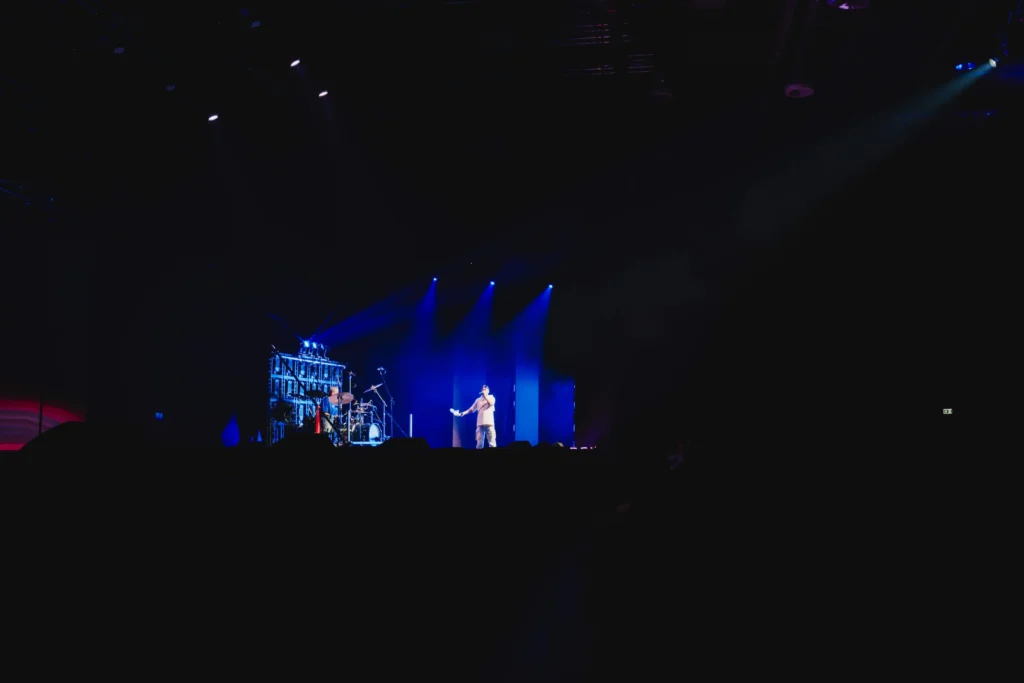 robeat-event: Beatboxer und Schlagzeuger auf der Bühne